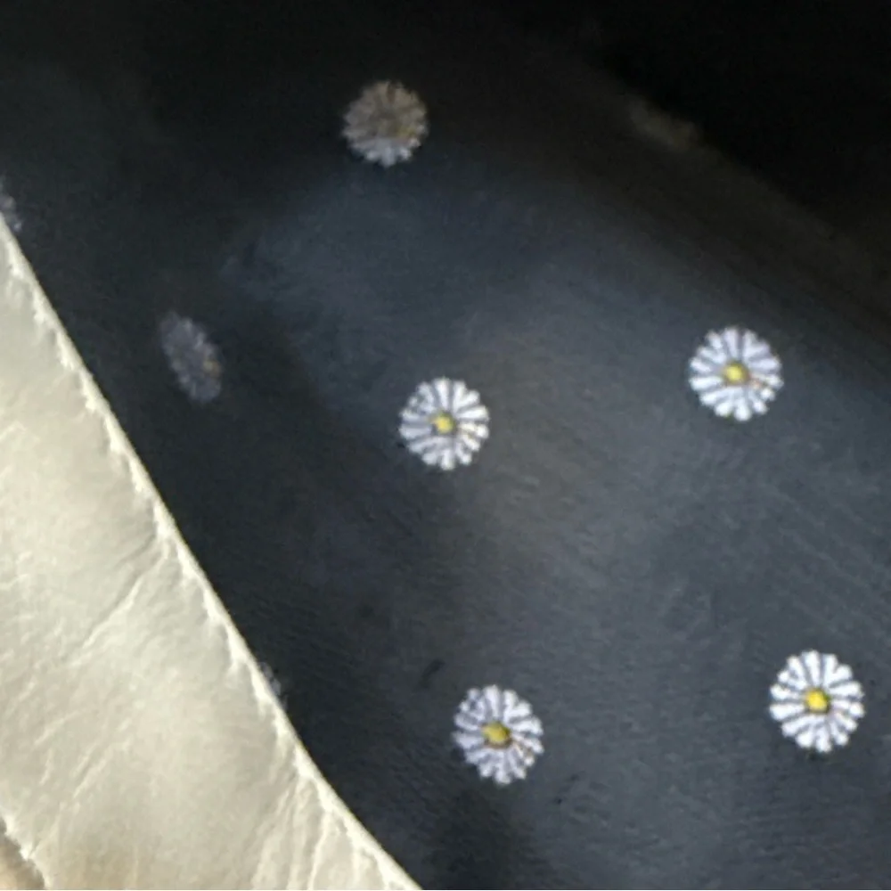 Escada Cream Leather Bag with Gold Chain flower detail - Picture 13 of 15